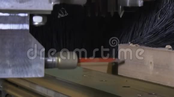 在铣床上钻木数控用于工业家具生产视频的预览图