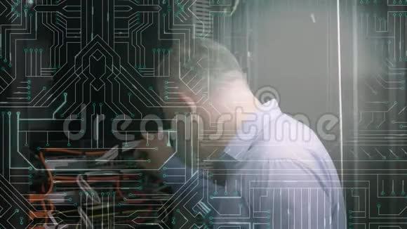 一个人在电脑服务器上工作而发光的主板在前台移动视频的预览图