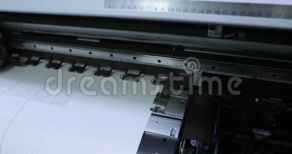 在印刷厂工作的机器视频的预览图