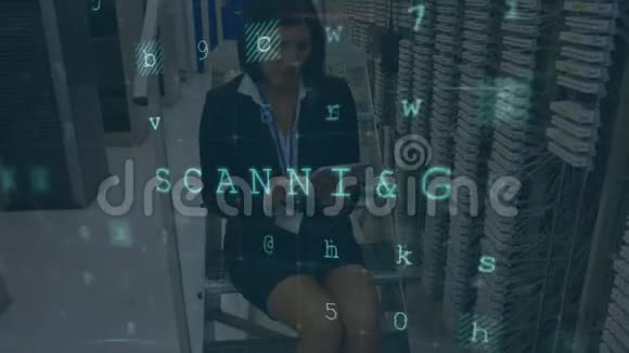 女性在电脑服务器室工作而警告信息出现在前台视频的预览图