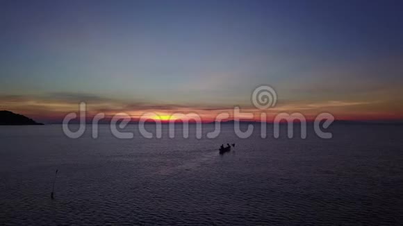 泰国日落和地平线上的船视频的预览图