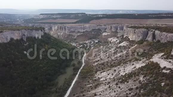 鸟瞰峡谷中间的一个跨度悬崖的一侧森林的另一侧在中间视频的预览图