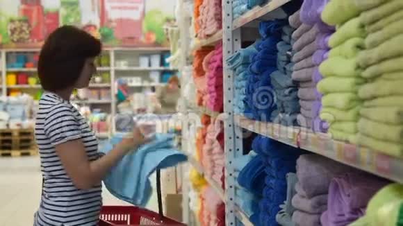 在超市买浴巾的女人视频的预览图