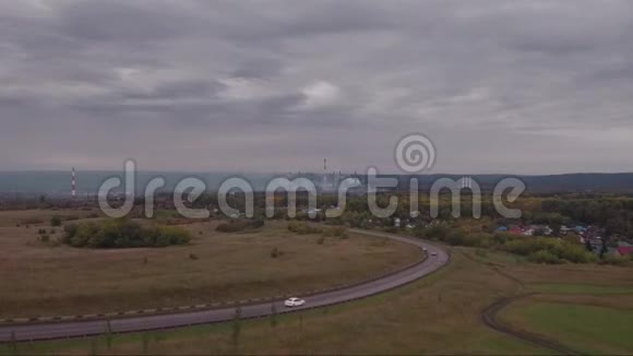 用汽车鸟瞰秋国路物流和运输概念视频的预览图