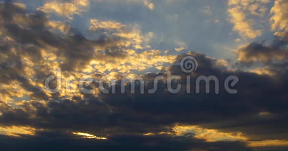 朦胧的日落天空颜色在黎明视频的预览图