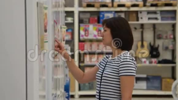 女人在白货店选择冰箱视频的预览图
