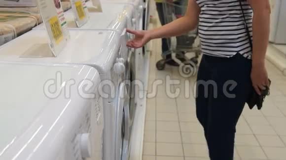 女人选择白色商店的洗衣机视频的预览图
