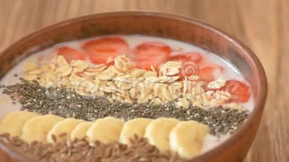 健身早餐和减肥概念水果奶昔视频的预览图