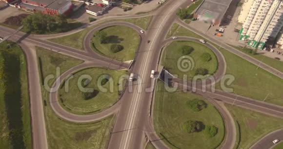 夏季斯莫尔市的顶景圆路交叉口活跃的城市交通汽车空中飞行4K视频的预览图