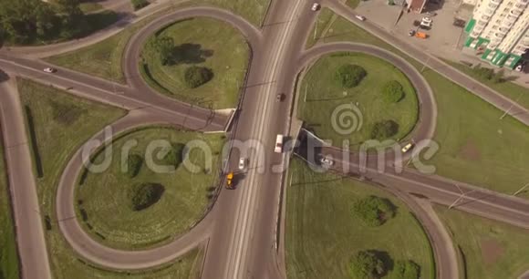 夏季斯莫尔市的顶景圆路交叉口活跃的城市交通汽车空中飞行4K视频的预览图