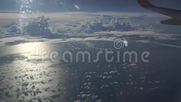 在稀少的云层和海面上空飞行的客机视频的预览图