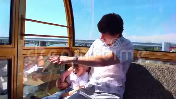 幸福的家庭在摩天轮上散步视频的预览图