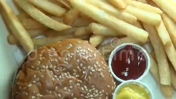 汉堡包法式薯条快餐视频的预览图