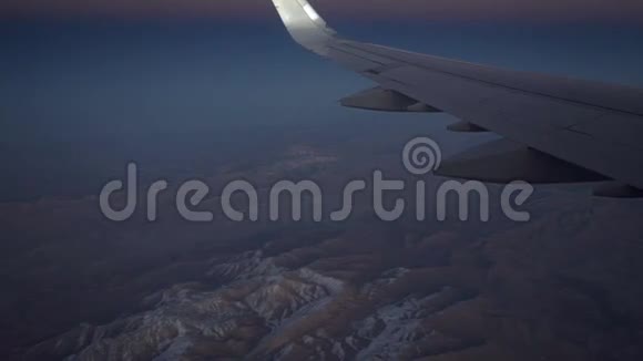晚上一架客机高高地飞在山上视频的预览图
