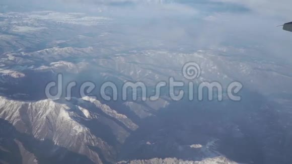 晴朗的天气雪山覆盖鸟瞰视频的预览图