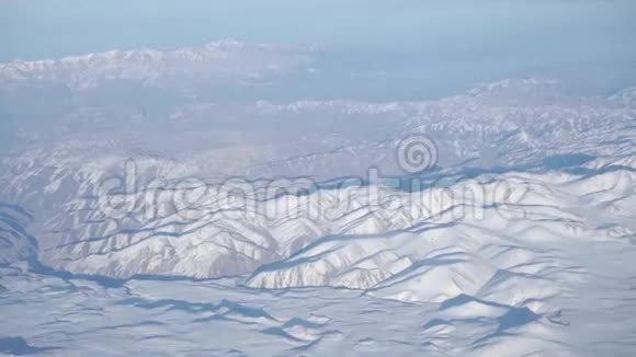 晴朗的天气雪山覆盖高空俯瞰视频的预览图