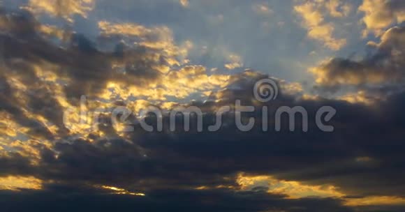 朦胧的日落天空颜色在黎明视频的预览图