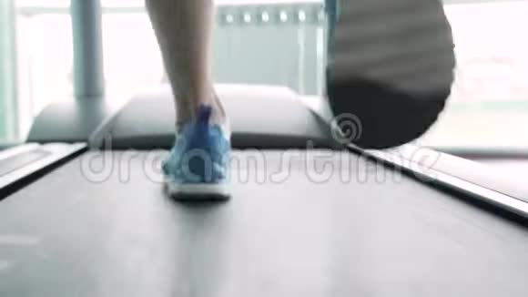 椭圆机工作时男性腿视频的预览图