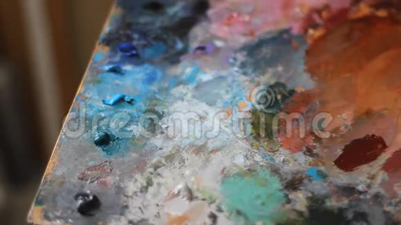 一个彩色调色板上的油漆胶合板手把丙烯酸涂料从管子里挤出来视频的预览图