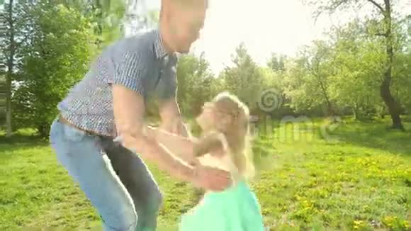 父亲和女儿在夏天玩耍他把她扔到空中视频的预览图