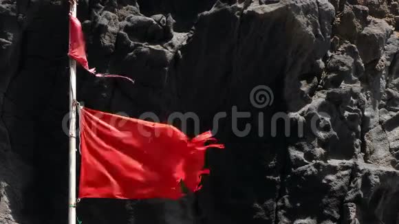 特写破碎的红旗被风感动视频的预览图
