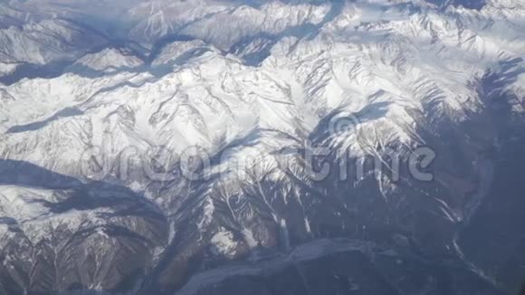 晴天的高加索峡谷从高空俯瞰视频的预览图