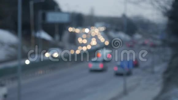 街道上汽车的交通灯不集中视频的预览图