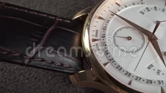 深色鳄鱼皮手表和一只昂贵的手表视频的预览图
