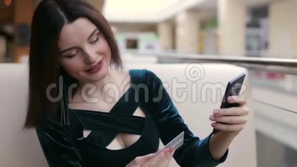 使用信用卡在线电话购物的妇女视频的预览图
