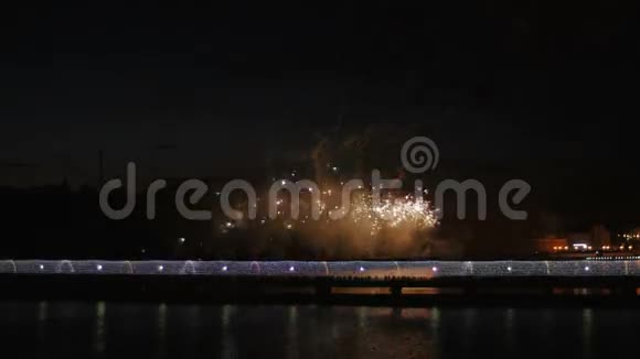 一群人在桥上看烟火庆祝节日视频的预览图