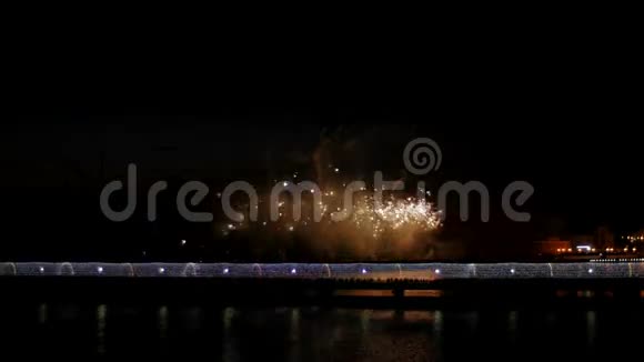 一群人在桥上看烟火庆祝节日视频的预览图