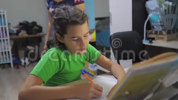 小女孩女儿做作业课学校慢动作视频准备回到学校小女孩和女人视频的预览图