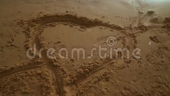 从沙滩上的心脏到海景心形海边视频的预览图