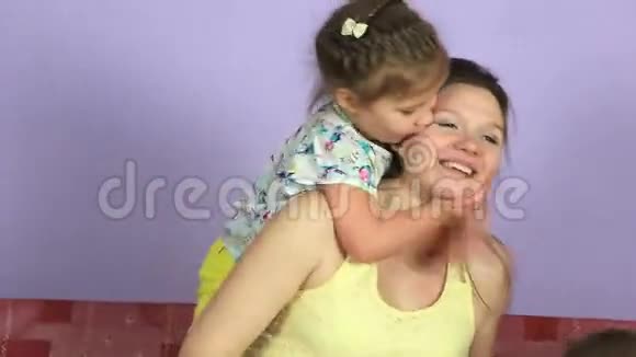 小快乐的孩子拥抱和亲吻快乐的母亲视频的预览图