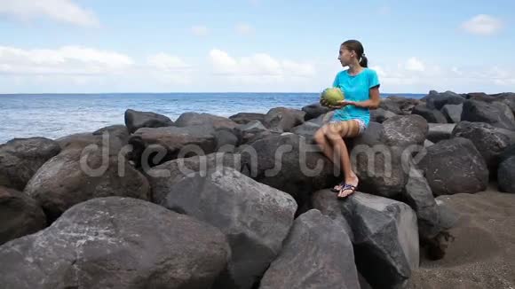 十几岁的女孩喝椰子汁视频的预览图