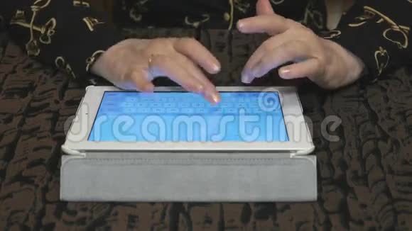 双手特写控制平板电脑视频的预览图