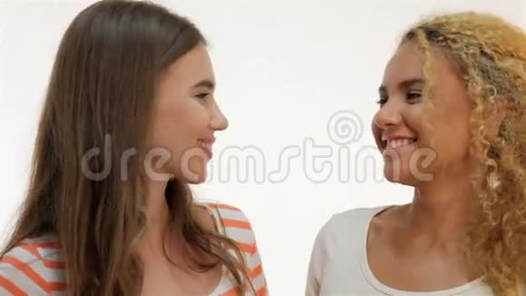 年轻女子微笑着做一个亲吻的手势视频的预览图