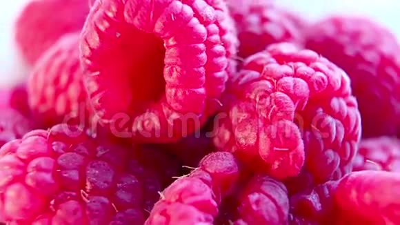 多汁的新鲜覆盆子旋转覆盆子果实背景一次宏观射击视频的预览图