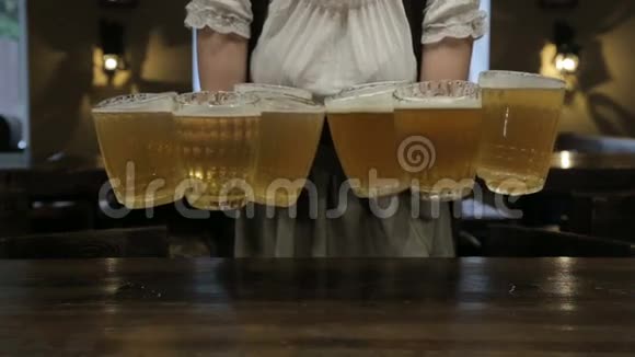 服务员把一个装满啤酒的杯子放在桌子上视频的预览图
