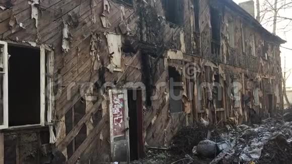 被烧毁的房子的内部有白色的窗户和许多垃圾旧的户外废弃的房子烧毁了俄罗斯的冬天视频的预览图