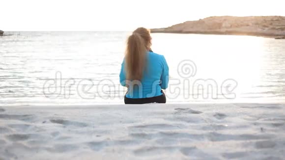 坐在海边休息的美女视频的预览图