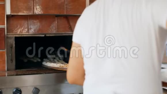 一个男人准备美味的传统土耳其蛋糕皮达4k视频的预览图
