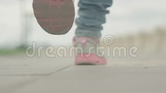 穿着粉色慢跑运动鞋的女孩视频的预览图