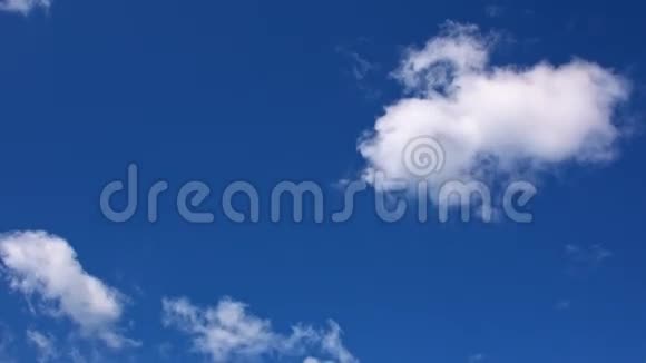 白云迅速飘向蓝天中欧视频的预览图