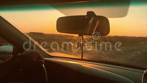 男人骑在一个自动美丽的阳光剪影日落慢动作生活方式视频开车旅行视频的预览图
