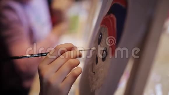 幼儿在画布上写一幅画美术学院视频的预览图