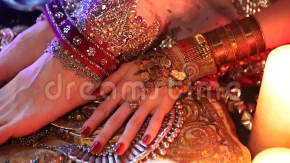 黄金新娘东方珠宝及配件印度珠宝女性足手视频的预览图