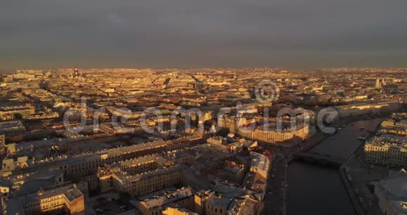 圣彼得堡空中无人机的屋顶视频的预览图