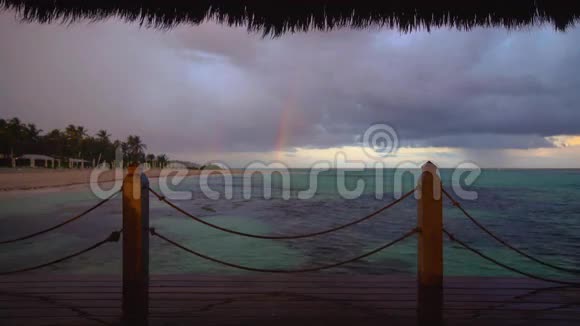多米尼加共和国蓬塔卡纳海滩热带雨后彩虹视频的预览图