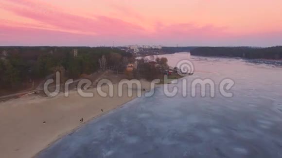 城市附近海滩和河冰融化的空中春天景色视频的预览图